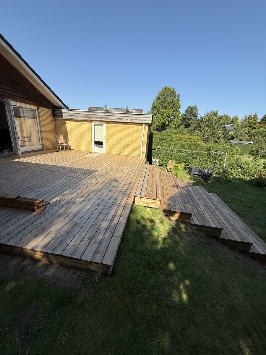 Terrasse med forstærket skelet og nye brædder udført i Bagsværd